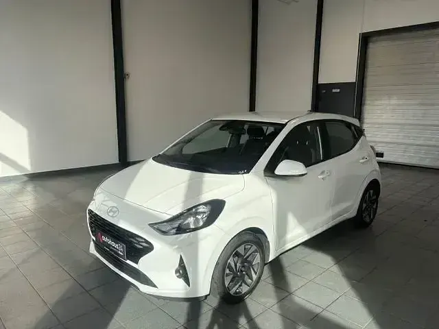 Gebraucht Hyundai i10 Trend 63 PS (46 kW) 2024 Weiß Kleinwagen