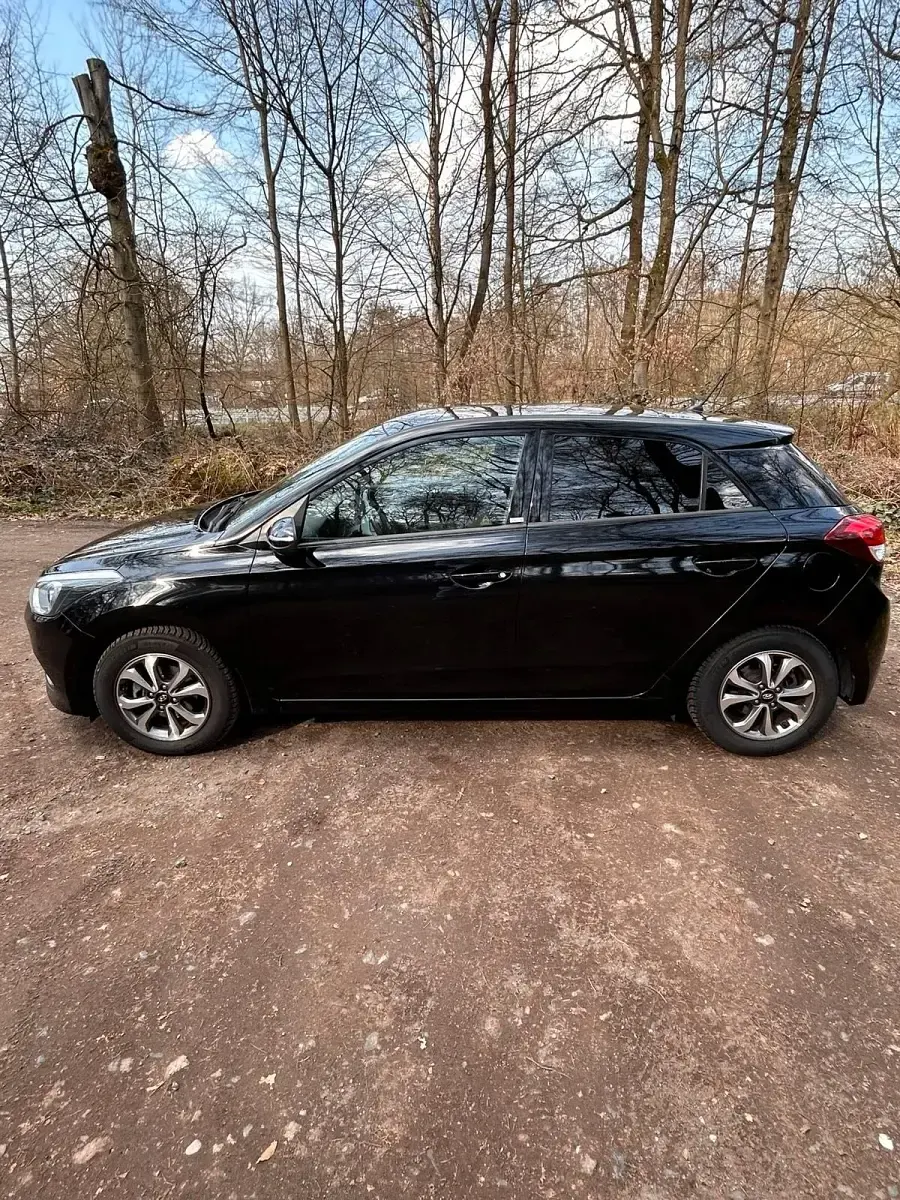 Gebraucht Hyundai i20 84 PS (61 kW) 2018 Schwarz Kleinwagen
