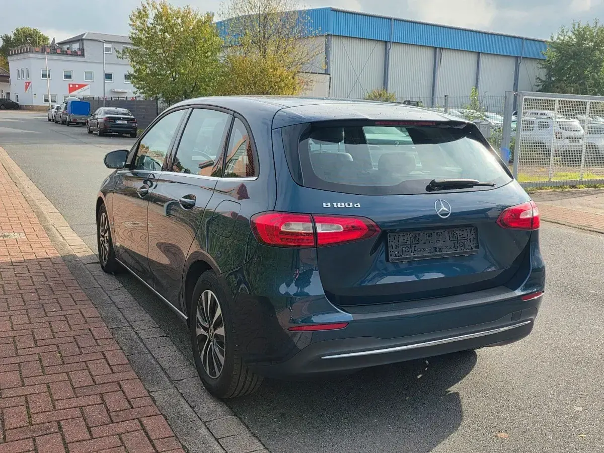 Gebraucht Mercedes B180 116 PS (85 kW) 2021 Blau Kleinwagen