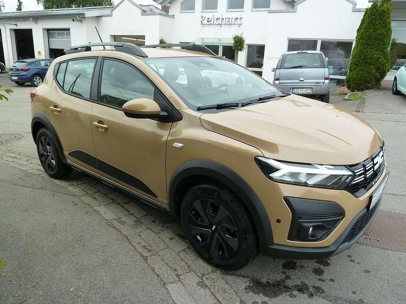 Beige ochre Gebraucht 2024 Dacia Sandero Expression Kleinwagen | 19.480 € (Etwas zu teuer) - Bild 1/4