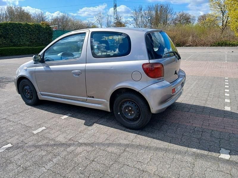 Gebraucht Toyota Yaris 106 PS (77 kW) 2002 Silber Limousine