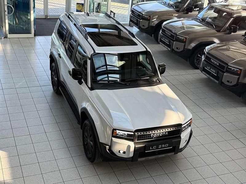 Neu Toyota Land Cruiser Lounge 205 PS (150 kW) 2026 089  pearlwhite mica SUV