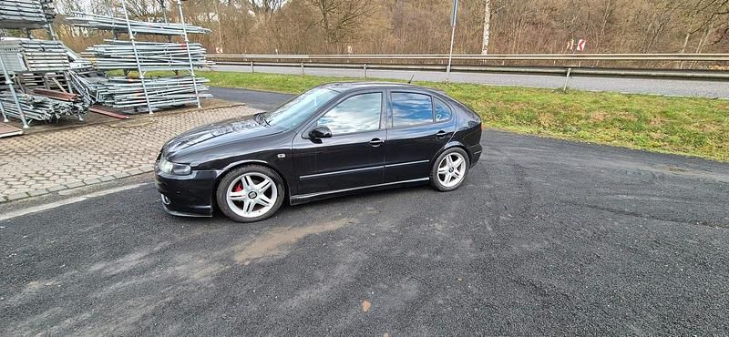 Second-hand Seat Leon 105 CP (77 kW) 2004 Negru Hatchback