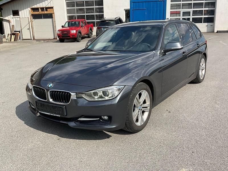 Grau Gebraucht 2013 BMW 320 Sport Line Kombi | 6.898 € (Superpreis) - Bild 1/4
