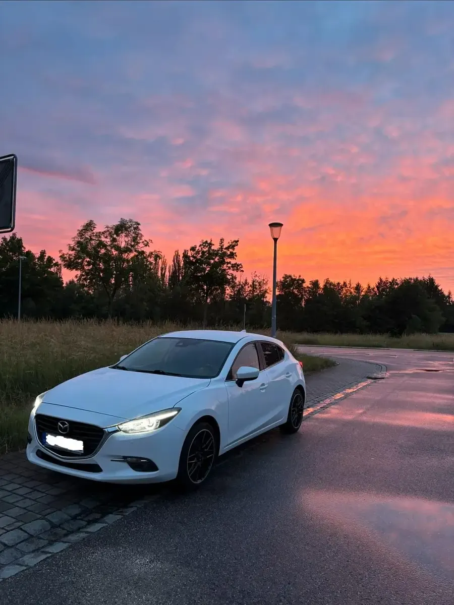 Gebraucht Mazda 3 Center-Line 120 PS (88 kW) 2018 Weiß Kleinwagen