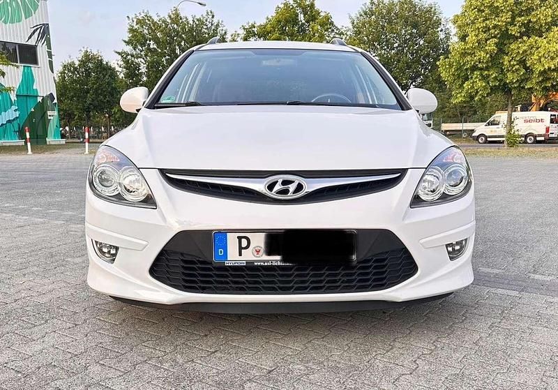 Weiß Gebraucht 2011 Hyundai i30 Edition+ Kombi | 3.200 € (Fairer Preis) - Bild 1/4