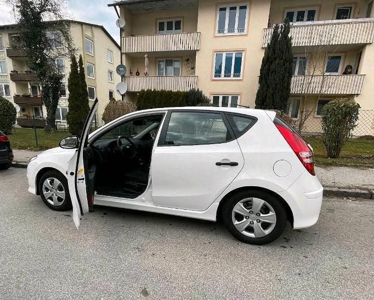 Gebraucht Hyundai i30 77 PS (56 kW) 2012 Weiß Kleinwagen