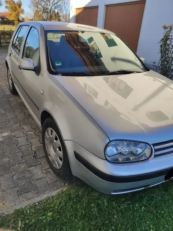 Second-hand VW Golf IV 105 CP (77 kW) 2001 Argintiu Berlinǎ