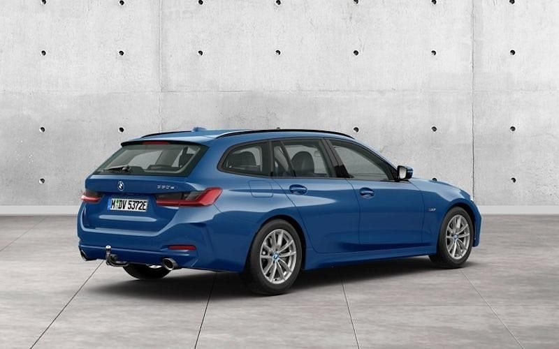 Gebraucht BMW 330e Shadowline 292 PS (214 kW) 2023 Blau Kombi