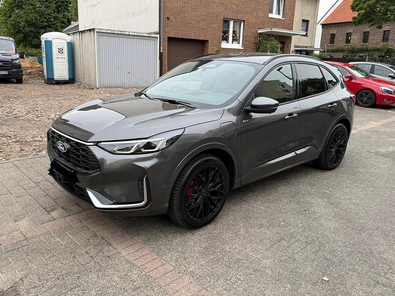 Grau Gebraucht 2025 Ford Kuga ST-Line X SUV | 43.500 € (Teuer) - Bild 1/4