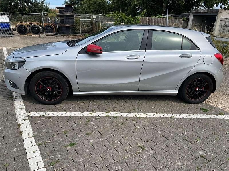 Gebraucht Mercedes 180 109 PS (80 kW) 2014 Silber Limousine