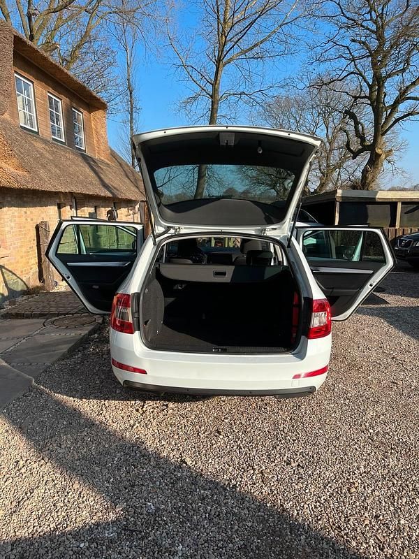 Gebraucht Skoda Octavia 150 PS (110 kW) 2016 Weiß Kleinwagen