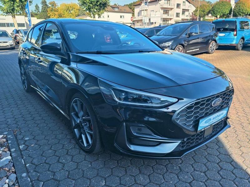 Schwarz Gebraucht 2022 Ford Focus ST Limousine | 25.990 € (Fairer Preis) - Bild 1/4