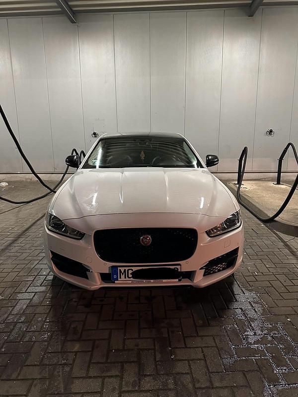 Gebraucht Jaguar XE 180 PS (132 kW) 2016 Weiß Limousine