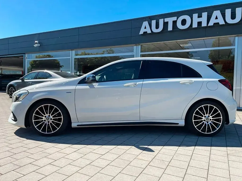 Gebraucht Mercedes A180 AMG line 122 PS (89 kW) 2017 Weiß Limousine