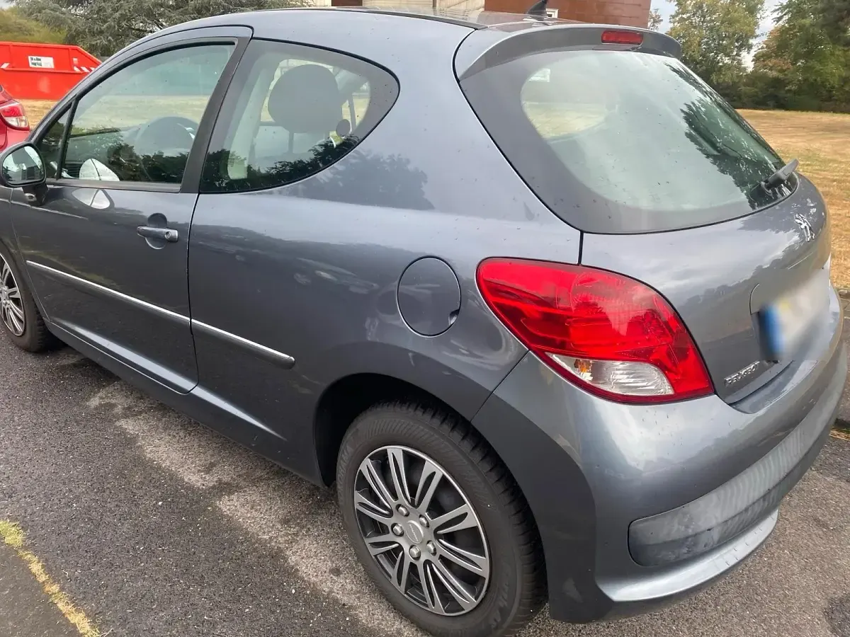 Gebraucht Peugeot 207 90 PS (66 kW) 2011 Grau Kleinwagen