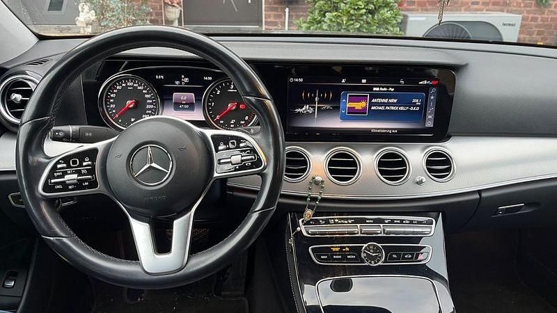 Grau Gebraucht 2020 Mercedes E200 Limousine | 31.000 € (Etwas zu teuer) - Bild 1/4