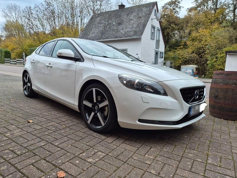 Gebraucht Volvo V40 200 PS (147 kW) 2013 Weiß Limousine