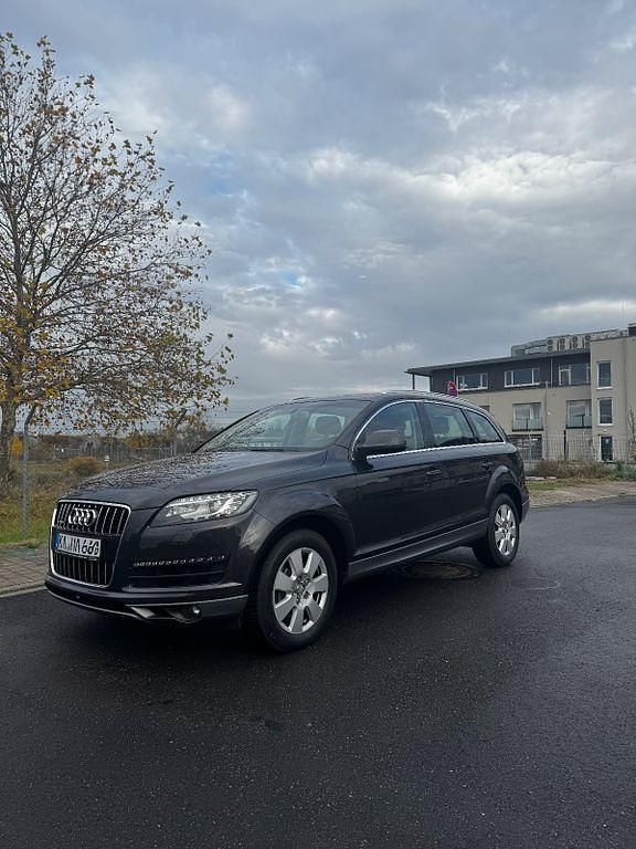 Grau Gebraucht 2011 Audi Q7 Comfort SUV | 14.000 € (Fairer Preis) - Bild 1/4