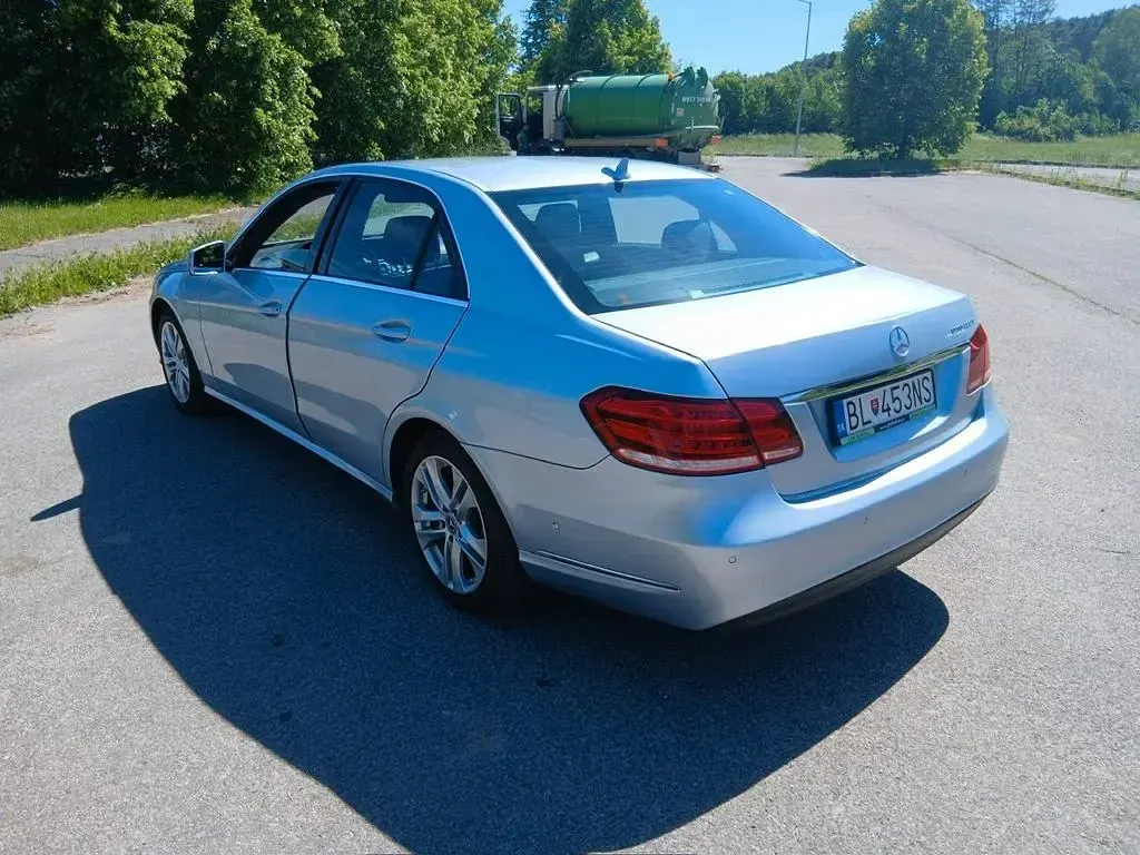 Usado Mercedes E200 156 CV (114 kW) 2015 Plateado Berlina