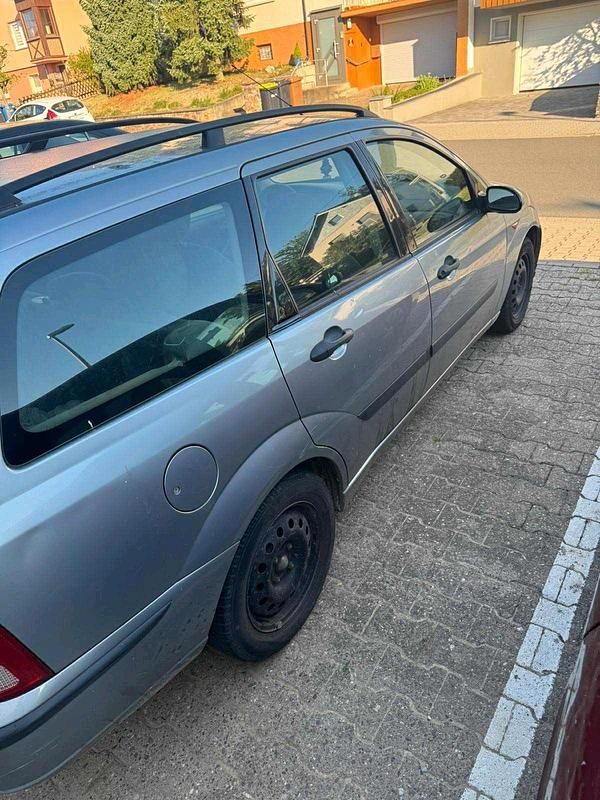 Grau Gebraucht 2003 Ford Focus Kombi | 350 € (Guter Preis) - Bild 1/4
