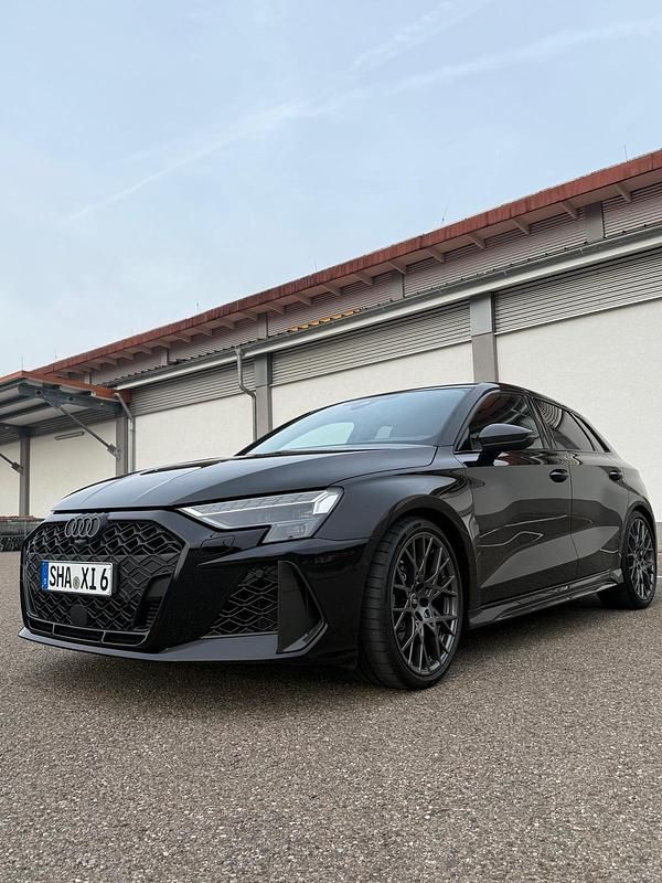 Schwarz Gebraucht 2024 Audi RS3 Kleinwagen | 66.900 € (Teuer) - Bild 1/4