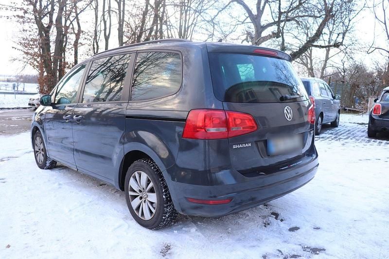 Second-hand VW Sharan 140 CP (102 kW) 2011 Albastru Monovolum