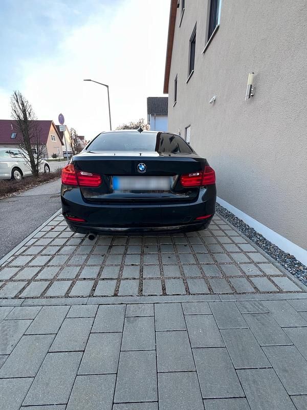 Gebraucht BMW 320 184 PS (135 kW) 2012 Schwarz Limousine