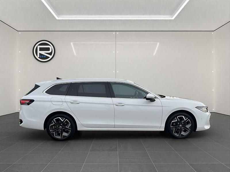 Gebraucht VW Passat Elegance 150 PS (110 kW) 2024 Weiß Kombi