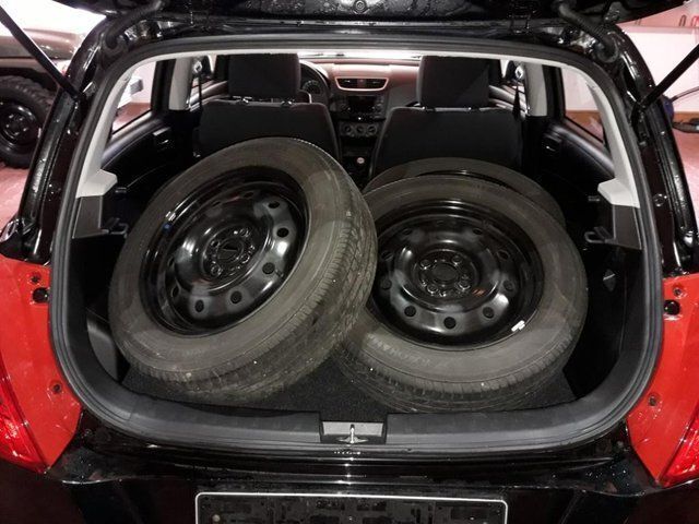 Gebraucht Suzuki Swift Club 94 PS (69 kW) 2013 Schwarz metallic Kleinwagen