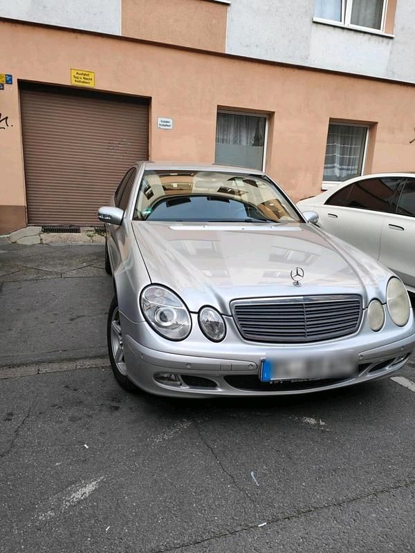 Silber Gebraucht 2003 Mercedes E220 Limousine | 2.600 € - Bild 1/4