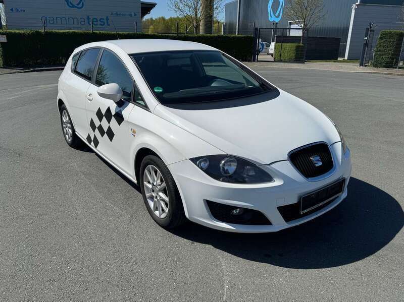 "candy" weiss Gebraucht 2012 Seat Leon Kleinwagen | 5.199 € (Superpreis) - Bild 1/4
