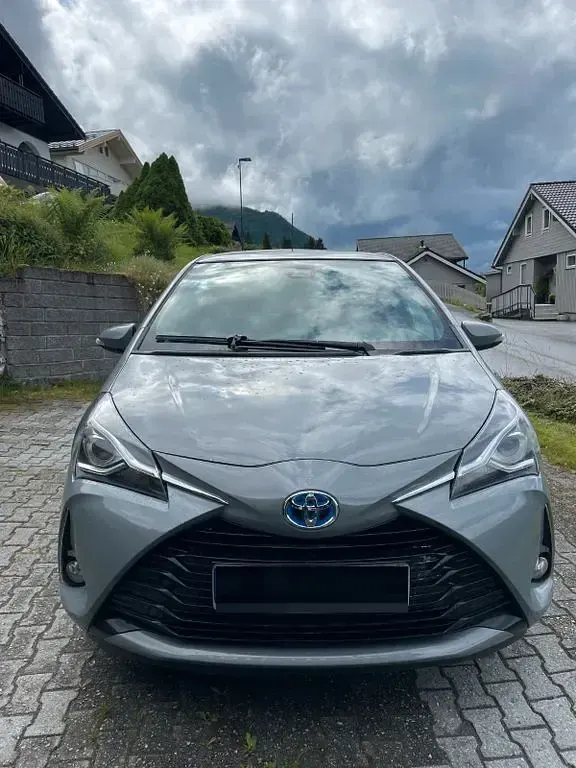 Gebraucht Toyota Yaris Style 101 PS (74 kW) 2018 Grau Limousine