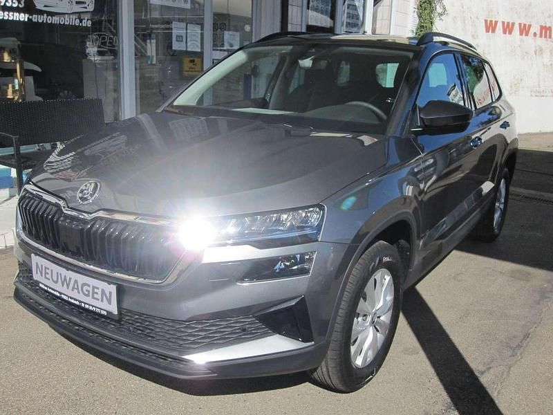 Graphitgraumet. Neu 2025 Skoda Karoq SUV | 32.398 € (Superpreis) - Bild 1/3
