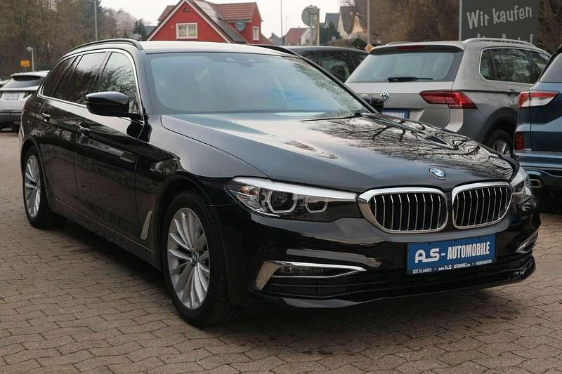 Schwarz ii Gebraucht 2019 BMW 520 Luxury Line Kombi | 25.900 € (Fairer Preis) - Bild 1/4
