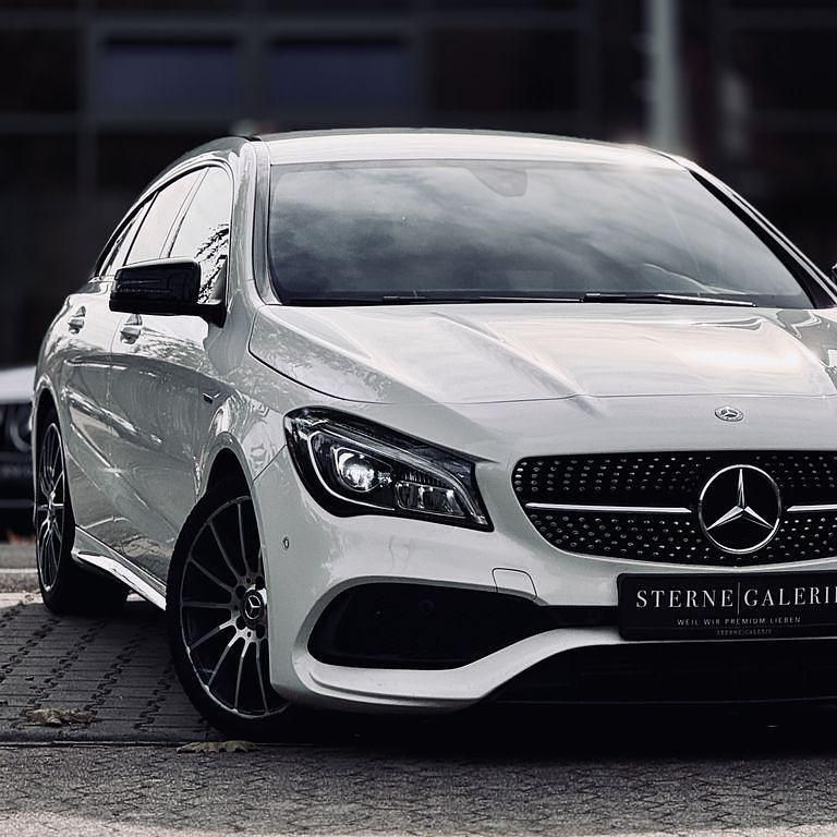 Weiß Gebraucht 2017 Mercedes CLA180 AMG line Limousine | 23.900 € - Bild 1/4