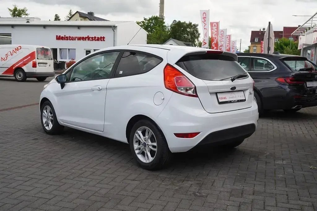 Gebraucht Ford Fiesta Trend 60 PS (44 kW) 2016 Frostweiß Kleinwagen