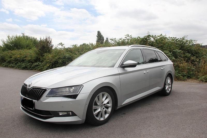 Silber Gebraucht 2016 Skoda Superb Kombi | 18.500 € (Teuer) - Bild 1/4