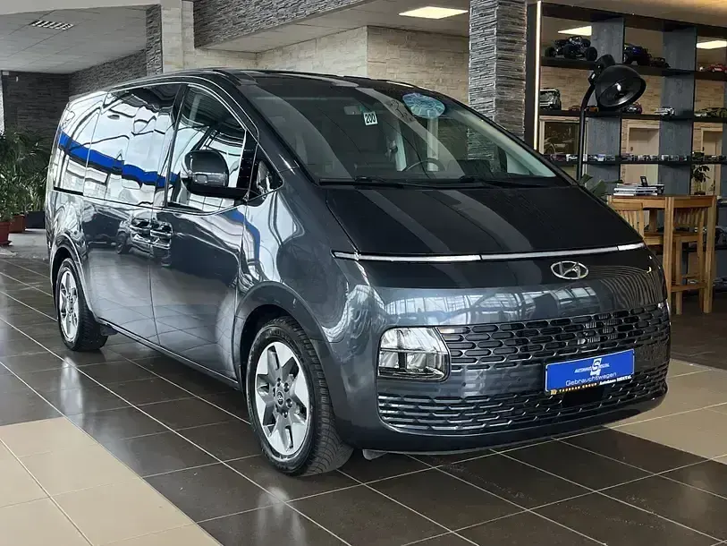 Gebraucht Hyundai Staria Prime 177 PS (130 kW) 2023 Grau Van / Kleinbus