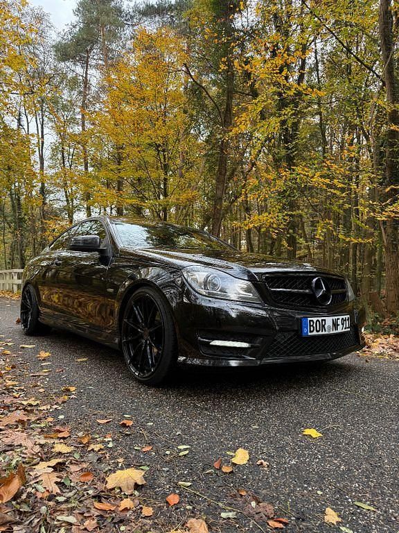 Schwarz Gebraucht 2015 Mercedes C63 AMG AMG line Coupé | 16.200 € - Bild 1/4
