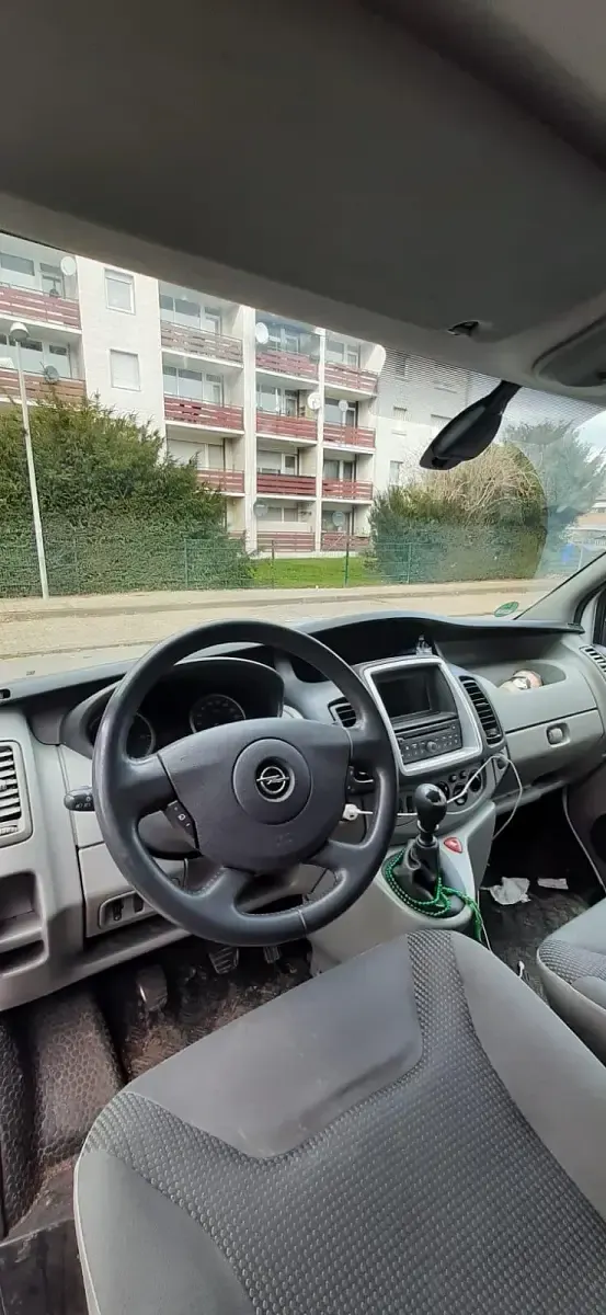 Second-hand Opel Vivaro 112 CP (82 kW) 2012 Alb Monovolum