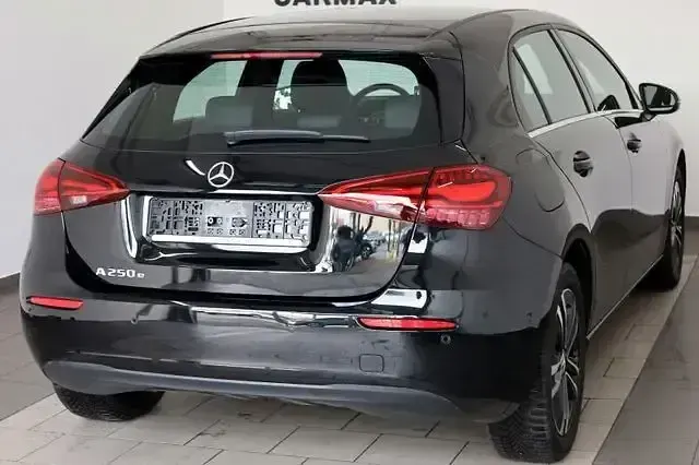 Gebraucht Mercedes A250 218 PS (160 kW) 2023 Kosmosschwarz (metallic) Limousine