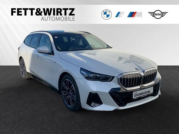 Mineralweiß metallic Gebraucht 2024 BMW 540 M Sport Kombi | 62.900 € - Bild 1/3