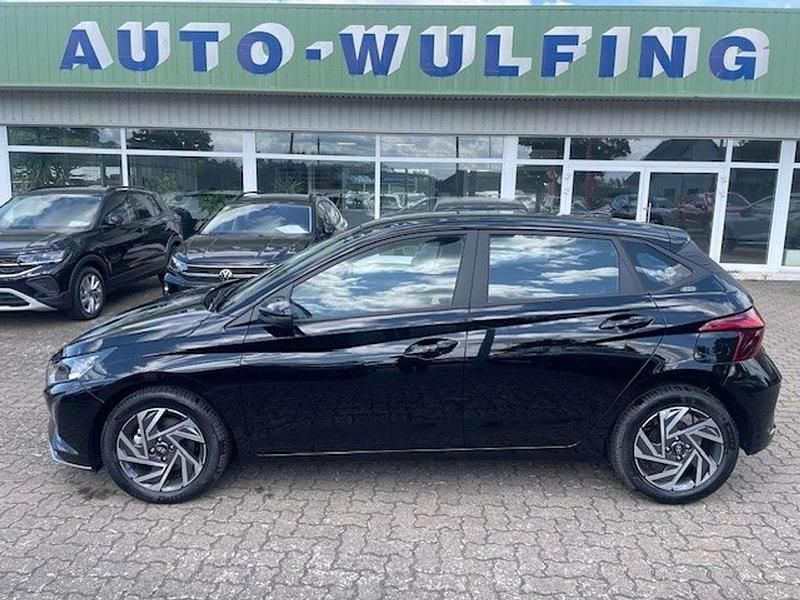 Schwarz Neu 2025 Hyundai i20 Comfort Limousine | 19.990 € (Guter Preis) - Bild 1/4