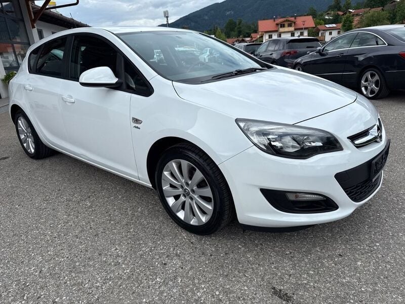 Weiß Gebraucht 2013 Opel Astra Active Limousine | 2.999 € (Superpreis) - Bild 1/4