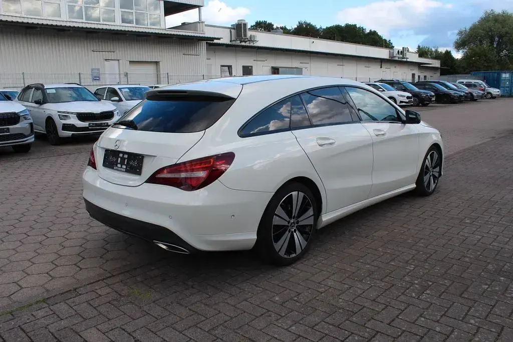 Gebraucht Mercedes CLA220 Shooting Brake 177 PS (130 kW) 2018 Calcitweiss/zirrusweiss Kombi