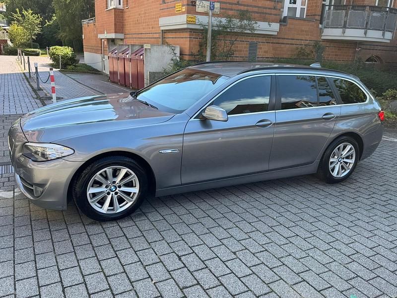 Grau Gebraucht 2011 BMW 520 Kombi | 7.900 € (Fairer Preis) - Bild 1/4