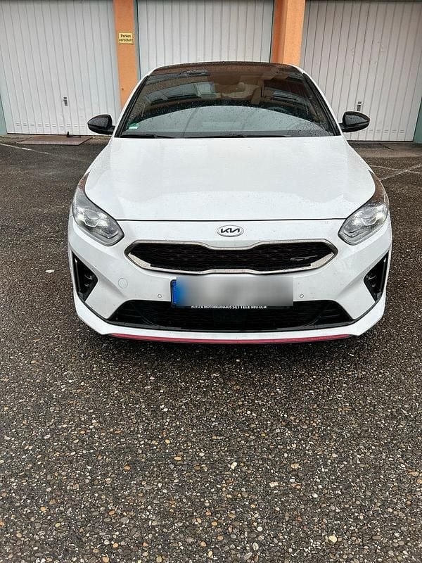 Weiß Gebraucht 2020 Kia ProCeed GT Kleinwagen | 20.700 € (Guter Preis) - Bild 1/4