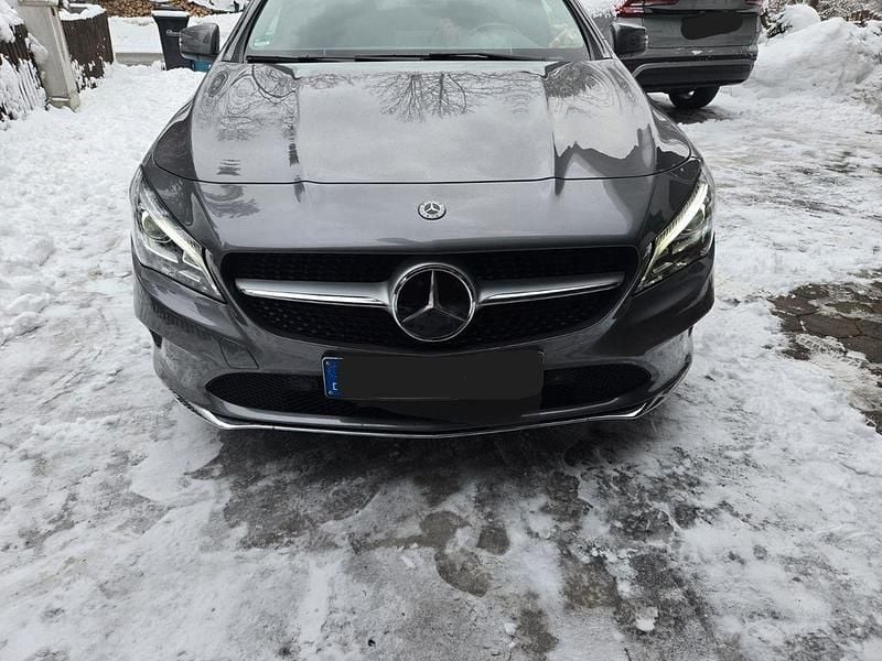 Grau Gebraucht 2019 Mercedes CLA200 Shooting Brake Kombi | 22.500 € (Guter Preis) - Bild 1/4