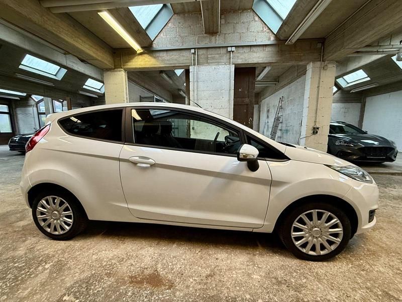 Gebraucht Ford Fiesta Trend 80 PS (58 kW) 2016 Weiß Kleinwagen